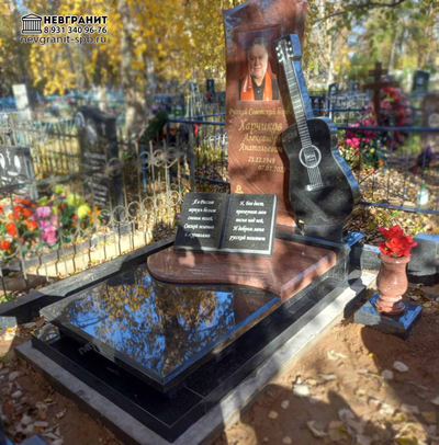 Гранитный комплекс 154 музыканту из красного гранита