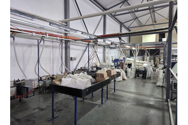 Помещение завода с размешивателями для кофе