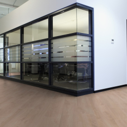 Ламинат Wineo Дуб Финляндия Бежевый LA225XXLV4 в интерьере офисного здания