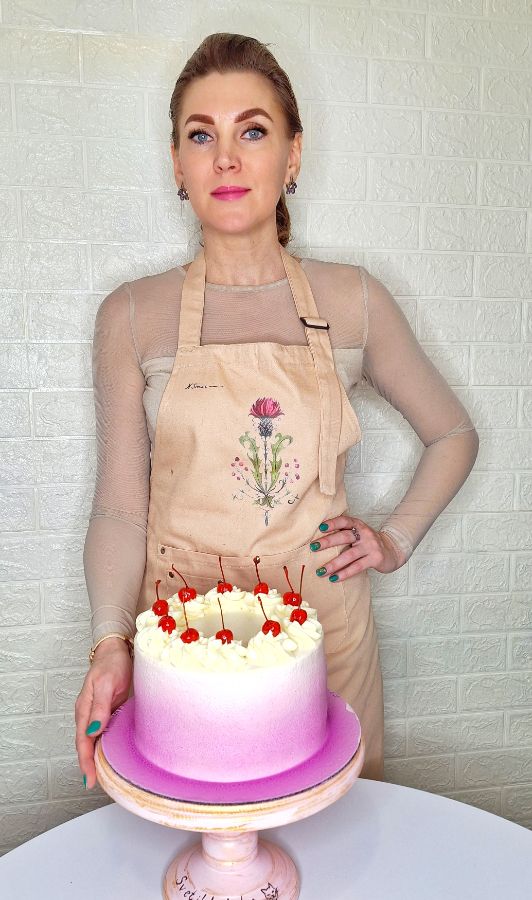 Кондитер Светлана Бортник в фартуке из коллекции "Чертополох"