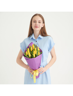 15 желтых тюльпанов