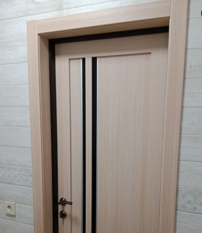 OPTIMA PORTE/ TURIN 525 АПС ДУБ БЕЛЕНЫЙ/ LACOBEL ЧЕРНЫЙ ЛАК