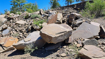 Валун серо зелёный песчаник