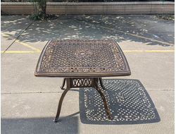 Фото. Квадратный стол из литого алюминия