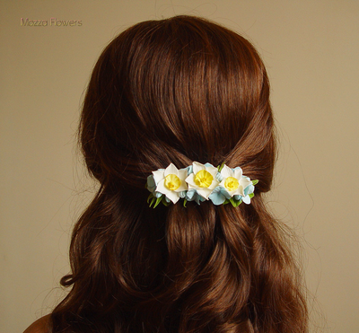 Заколка-автомат с нарциссами.