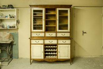 Антикварный буфет с отделением для вина.