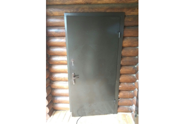 стальная дверь в частный дом из сруба