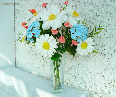 Букет с белым шиповником, ромашками и гортензией из полимерной глины.