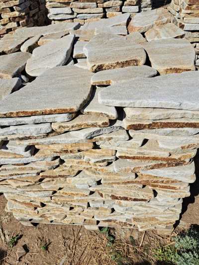 Камень плитняк бело-жёлтый с разводом галтованный