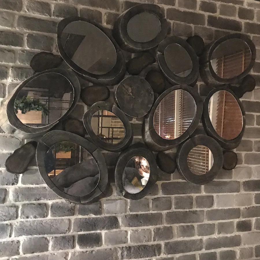 Декор стен в ресторане спилами необычной формы и зеркалами. Ресторан "Розмарин", г.Курган. Работа spilcenter.com