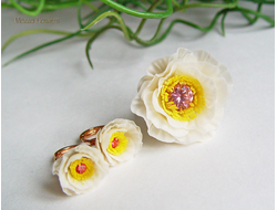 Комплект с белыми цветами . Позолота 18 карат. Кристаллы Сваровски и розовый топаз.