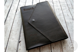 кожаный ежедневник - "конверт", обложка на стандартный ежедневник с гравировкой логотипа и девиза