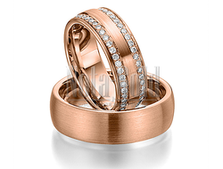 Обручальные кольца из красного золота с бриллиантами в женском кольце широкие с шероховатой поверхно