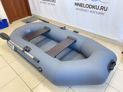 Надувная лодка Барс 240 графит вид справа с носа MNELODKU.RU