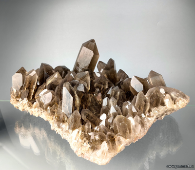 Рутил в кристаллах дымчатого кварца. Бразилия.  260*220*103мм (ААА)