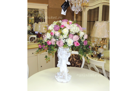 Розово белая Композиции из искусственных цветов на статуэтке Ангела в интерьере №41