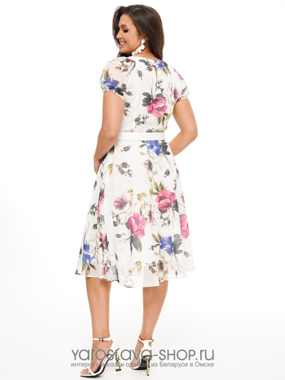 Летнее платье с яркими цветами на белом