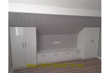 007 Мебель на мансарде со скошенным потолком.
Фасады МДФ agt Белый глянец 601