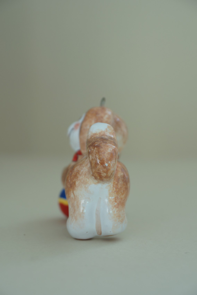 Щенок Арчи с мячом