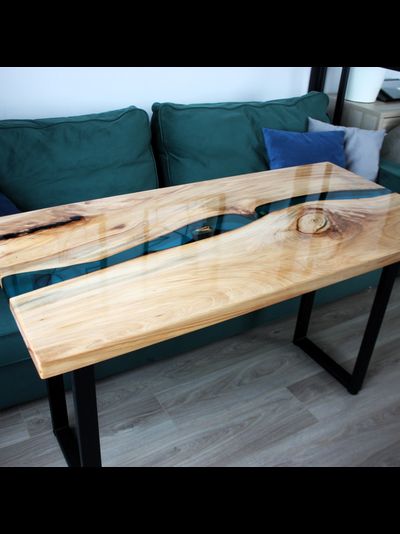 стол река из эпоксидной смолы для студии лазурного цвета