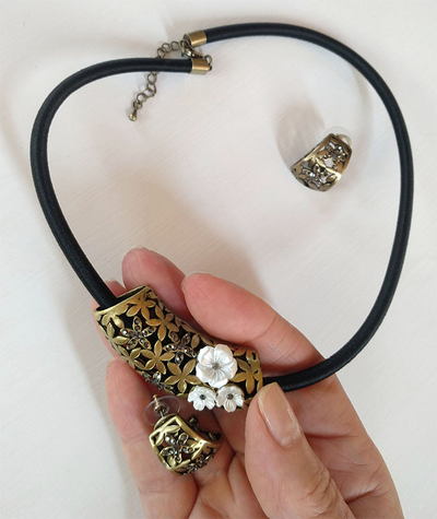 (АРТИКУЛ: 6814/92) КОМПЛЕКТ ЖЕНСКИЙ (КОЛЬЕ+СЕРЬГИ),  МЕТАЛЛ "БРОНЗА" , ЧЕРНЫЙ ШНУРОК, ТЕМНЫЕ СТРАЗЫ, МОЛОЧНЫЕ ЦВЕТЫ