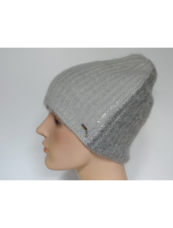 vyazanaya-zhenskaya-shapka-so-strazami-i-payetkami-vizio-8021