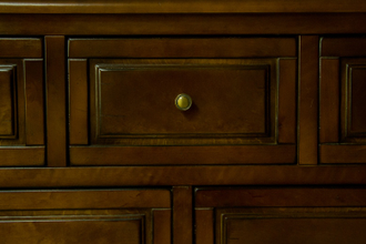 Комод с 9 выдвижными ящиками.