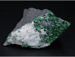 Уваровит кристаллы на породе, Кальцит, Урал (63*40*30 мм, 101 г) №25857