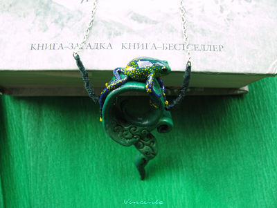 Тропическая лягушка. Необычный кулон - подвеска в виде лягушки (кулон-лягушка) из полимерной глины