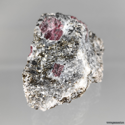 Корунд, фрагмент кристалла в слюдите. Рай-Из массив. ЯНАО. Россия.  48*45*25г