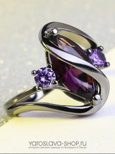 Кольцо с фиолетовым цирконом и двумя розовыми кристаллами