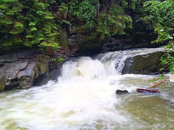 річка Жонка Яремче Водоспад Дівочі Сльози