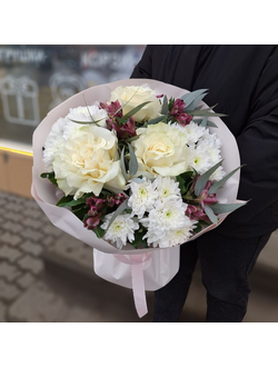 Букет с французскими розами и хризантемами