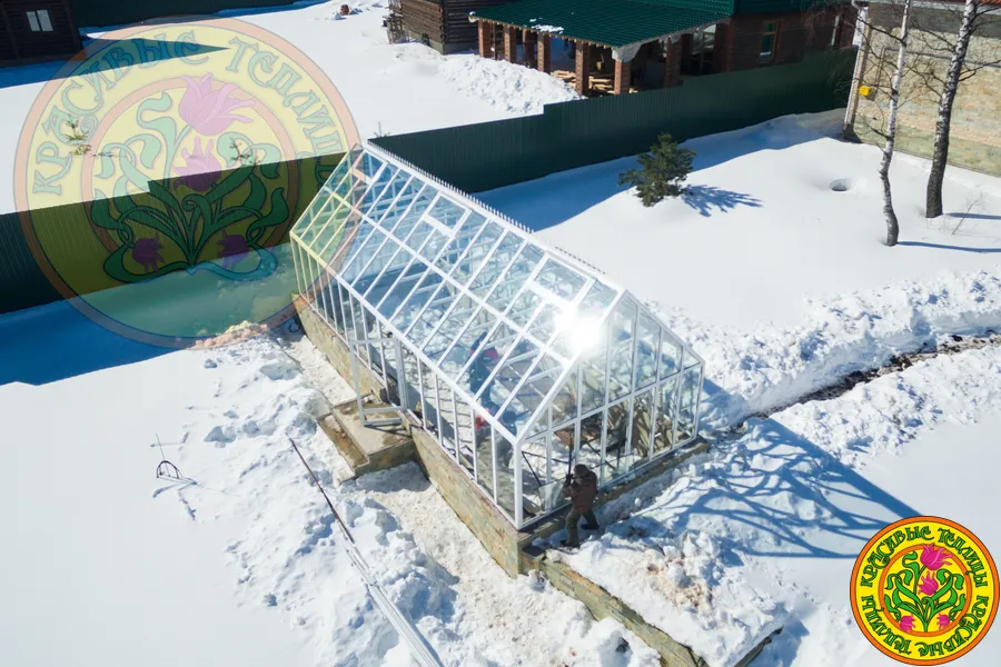 Теплица из стекла и алюминия на базе модели "Ланкастер"
размер конструкции 10х4метра.