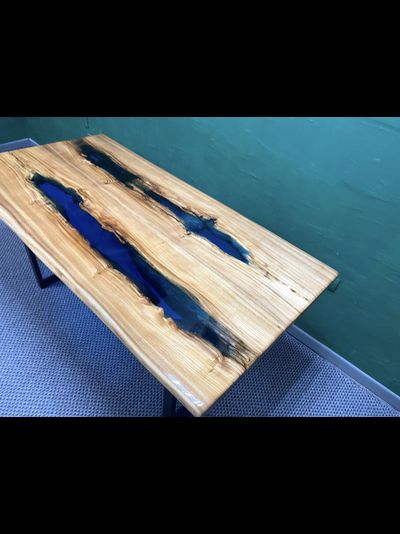 стол из эпоксидной смолы и карагача с двумя озерами