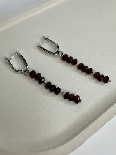 Серьги с натуральным гранатом. Разные виды