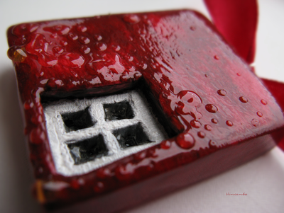 Необычная подвеска в авангардном стиле "Красные стены"