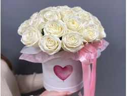25 белых роз в шляпной коробке