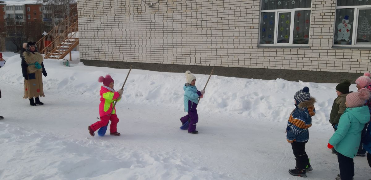 лепим снеговика всей семьей. сценарий зимние забавы со снеговиком. винтер сноумен винтер. зима для дошкольников. зимние забавы для детей в детском саду.