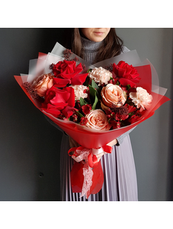 БУКЕТ С КРАСНЫМИ РОЗАМИ, ПИОНОВИДНЫМИ РОЗАМИ И ДИАНТУСАМИ - ( АРТ. С24)