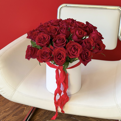 Шляпная коробка из 25 красных роз