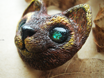 Необычная брошь "Кот-иллюзионист" (миниатюра, 4 см; авангардный стиль)