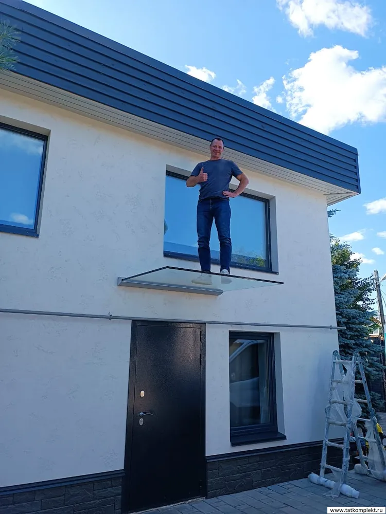 Стеклянный козырек на зажимном алюминиевом анодированном профиле. Стекло закаленное толщиной 20мм(10+2+10) триплекс