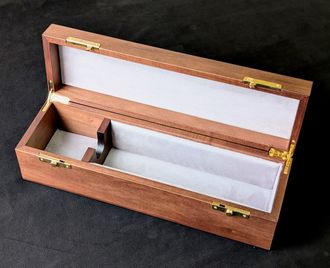 Подарочная шкатулка для вина. Массив ореха, отделка замшей.