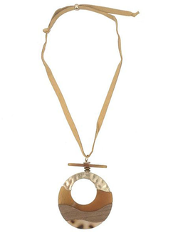 (АРТИКУЛ: 9000/02) КОЛЬЕ ЖЕНСКОЕ, С ПОДВЕСКОЙ В БЕЖЕВЫХ ТОНАХ, ЮВЕЛИРНЫЙ ПЛАСТИК, ЗОЛОТИСТЫЙ МЕТАЛЛ, БЕЖЕВЫЙ КОЖАНЫЙ ПЛОСКИЙ ШНУРОК