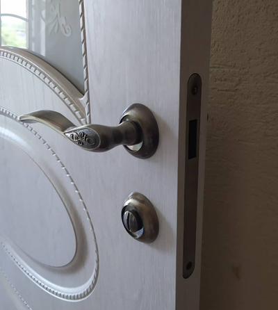 МОДЕЛЬ КАТЕРИНА-1. ДУБ БЕЖЕВЫЙ КРЕМ/ СТЕКЛО ХУДОЖЕСТВЕННОЕ