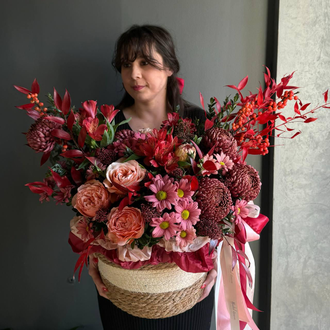КОМПОЗИЦИЯ В ПЛЕТЕННОМ КАШПО С ПИОНОВИДНЫМИ РОЗАМИ, СЕЗОННЫМИ ХРИЗАНТЕМАМИ БИГУДИ И ЯРКИМИ ОСЕННИМИ ЛИСТЯМИ - (АРТ. К64)