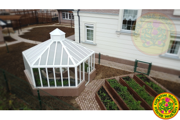 ранжерея в изысканном английском стиле, выполнена из стекла и алюминия. Шестигранная конструкция диаметром 5 метров с оптимальной эргономикой внутреннего пространства. Фундамент выполнен из бетона и облицован керамогранитом.