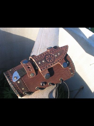 Наручи с ножом.