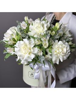 Коробка из французских белых роз с эвкалиптом